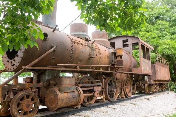 Foto de locomotiva antiga no Museu Ferroviário Madeira Mamoré