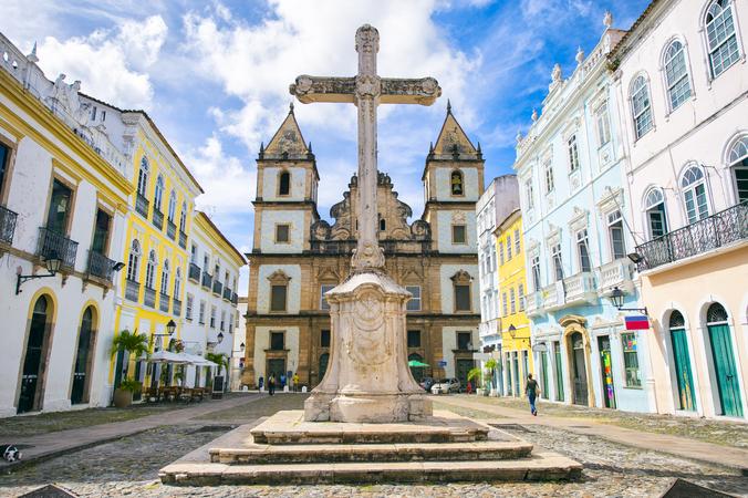 Cruz e igreja na Praça do Pelourinho em Salvador