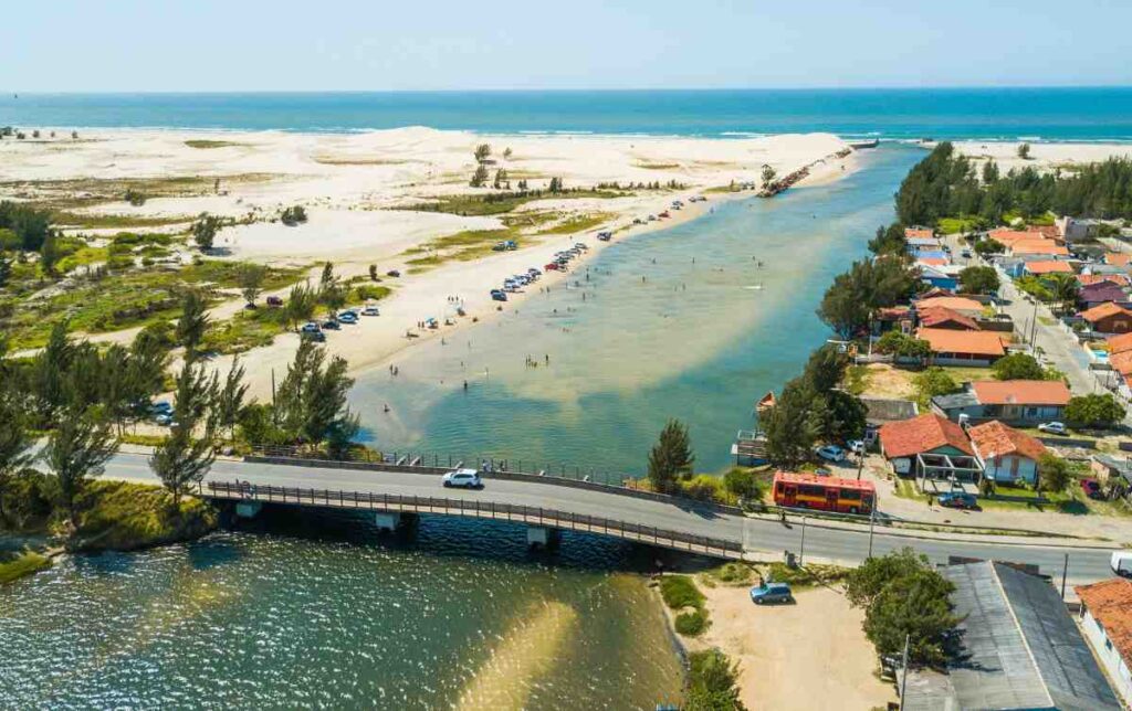 Praia da Barra do Camacho em Jaguaruna considerada uma das melhores do litoral Catarinense