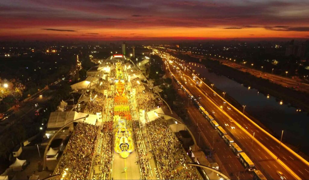 Sapucaí iluminada durante o Carnaval de São Paulo.