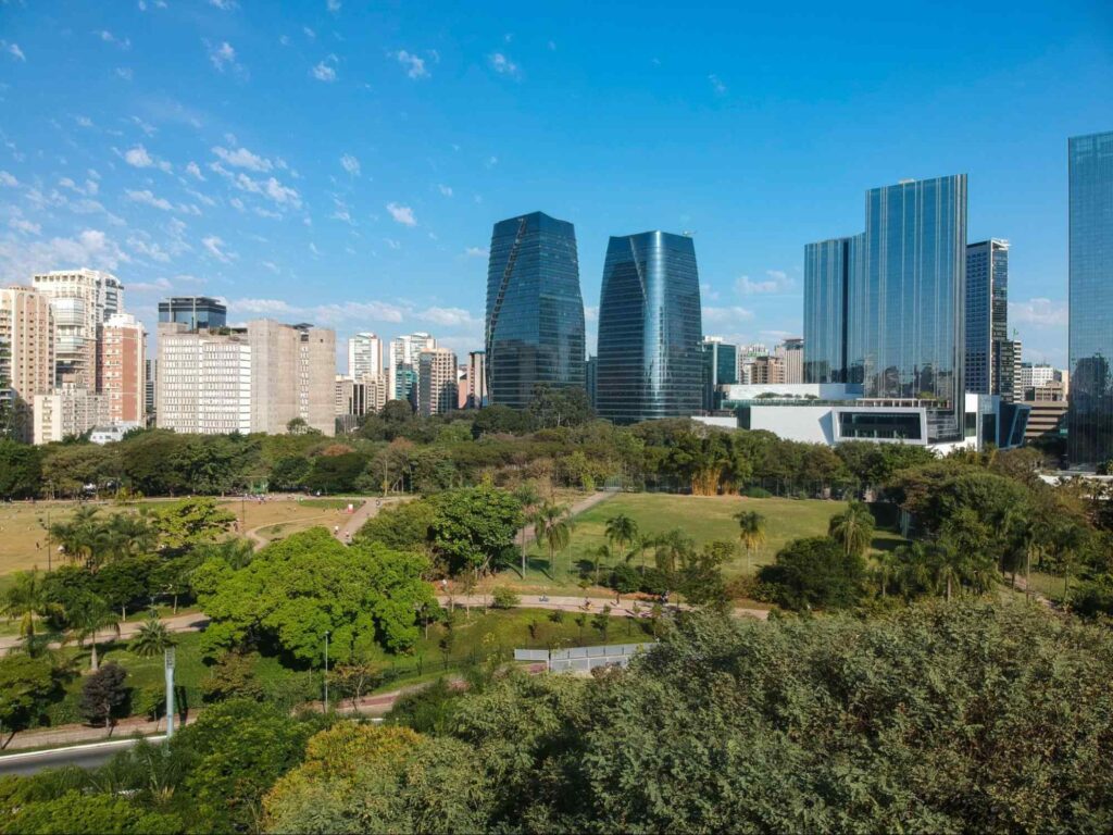 Paisagem do Parque do Povo, mostrando dois empreendimentos que fazem parte dos cartões postais da cidade.