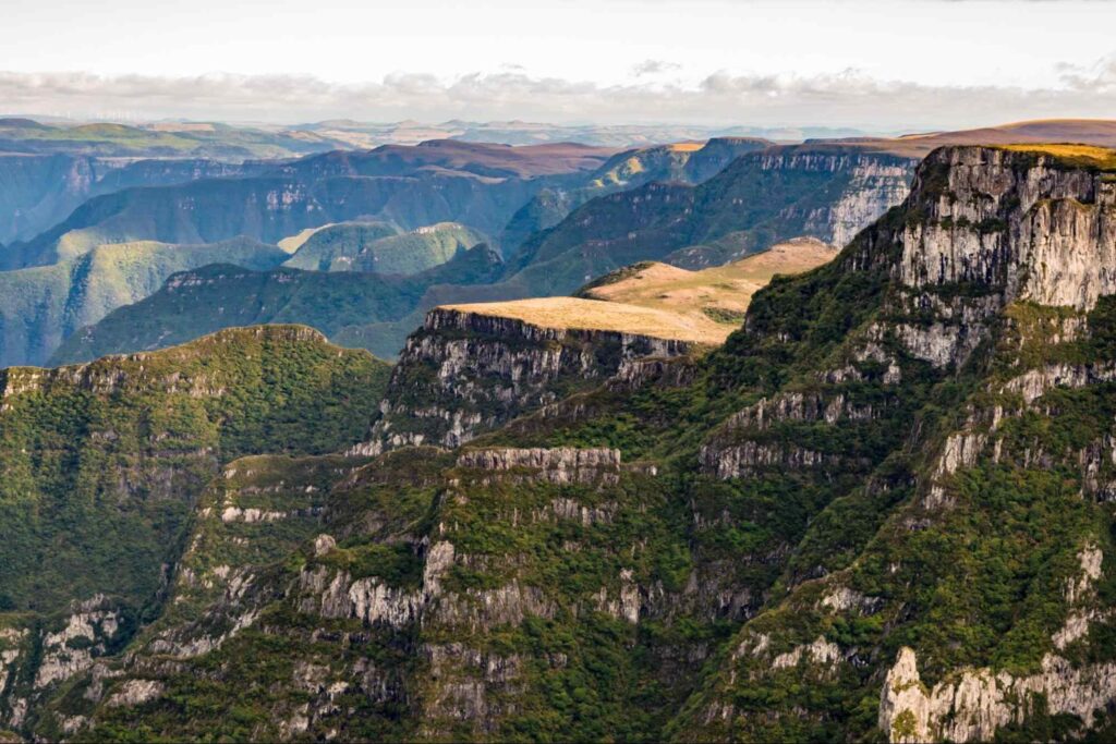 Topo do Morro da Igreja. Os chapadões de arenito se estendem até o horizonte, com topos irregulares e encostas coloridas pelo verde da vegetação nativa.