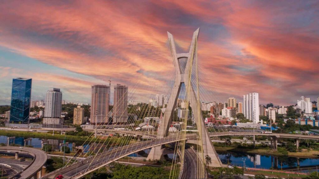 panrâmica da cidade de São Paulo com destaque para a ponte Octávio Freitas e os prédios da cidade ao fundo