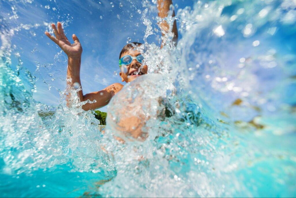 Criança em piscina, com óculos protetor, jogando água para cima e em direção à câmera.
Para você curtir Camaragibe, seja em um bate-volta ou passando uns dias por lá, separamos uma lista de lugares que você precisa conhecer