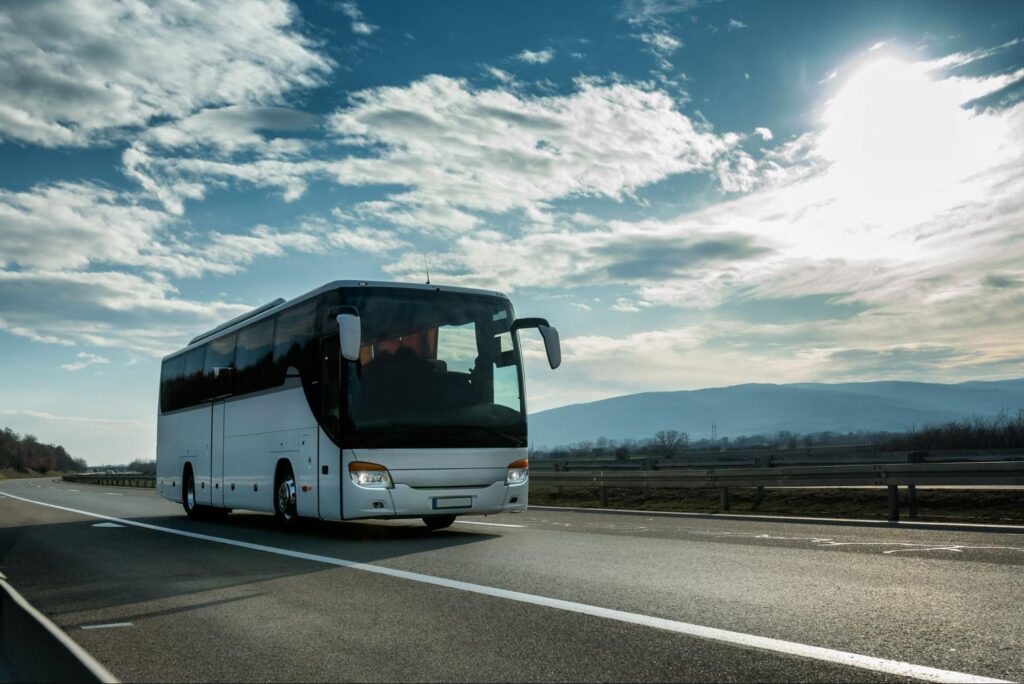 ônibus branco rodando em uma estada brasileira