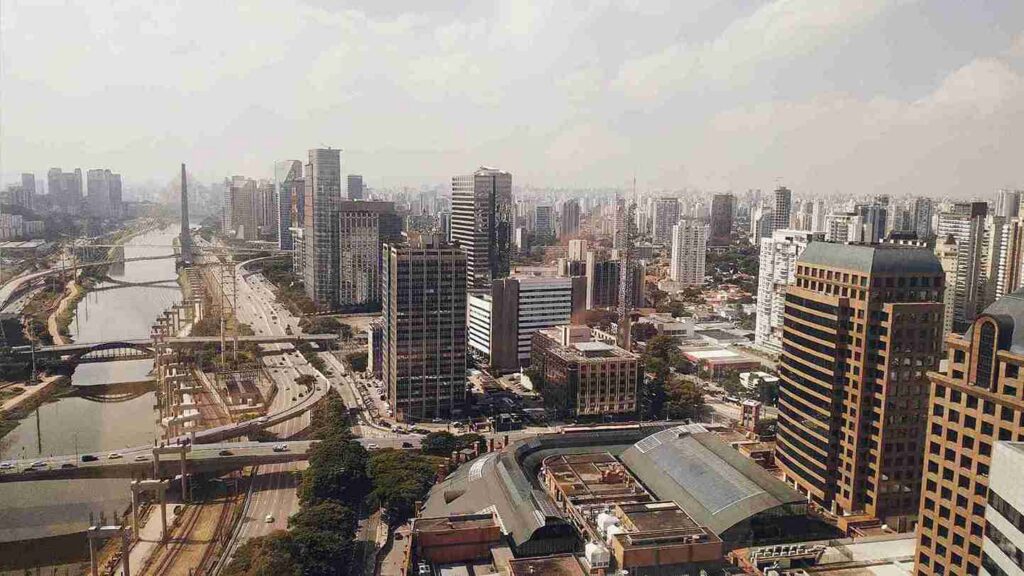Região central de São Paulo durante o dia.